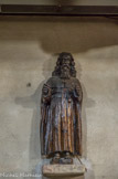 <center>L'église St-Vincent d'Urrugne</center>Statue : Saint Antoine en chanoine hospitalier. Le saint porte sa clochette à la ceinture, la croix de Malte à l'épaule gauche et un chapelet au côté droit de la ceinture.