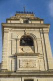 <center>L'église St-Vincent d'Urrugne</center>Le clocher porche s'élève à une hauteur de 45 m . Des pilastres, des entablements, le toit à l'impériale du clocher, un fronton triangulaire et des motifs géométriques obéissent à l'esthétique de la Renaissance mais encore au style guipuzcoan.