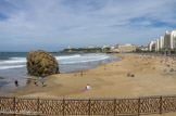 <center>Biarritz</center>Au fond, blanc et gris, l'hôtel Régina de 1907.