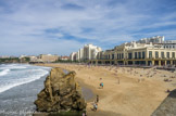 <center>Biarritz</center>La Grande Plage et le casino de Biarritz construit en 1920, de style Art déco. Au premier plan, le rocher dit des enfants.