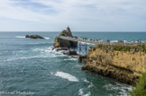 <center>Biarritz</center>Rocher de la Vierge. C'est sur l'initiative de Napoléon III qu'a été percé ce rocher, qui devait servir de base à la construction d'un port-refuge. L'ancienne passerelle en bois a disparu en 1887 pour céder la place à une passerelle métallique, attribuée à tort aux ateliers Eiffel, sur laquelle il est déconseillé de s'aventurer par gros temps.