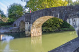 <center>Ascain</center>Pont construit vers 450, comprenant trois arches de grandeur inégale. Le pilier central est massif et présente un éperon en aval et en amont. L'éperon situé en amont est plus saillant afin de lutter contre le courant.