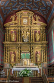 <center>Ascain</center>Au-dessus du tabernacle, on trouve toujours, dans les retables baroques, la statue du patron ou de la patronne de l'église : ici, c'est la Vierge de l'Assomption, magnifiquement représentée (remarquez le drapé de la robe de la Vierge, ainsi que le naturel du mouvement ascendant de l'ensemble Vierge-anges). De chaque côté de la Vierge, saint Joseph (représenté avec sa règle de menuisier-charpentier) et saint Jean l'Evangéliste (tenant dans ses mains un papyrus et une plume).