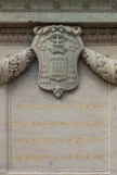 <center>Ancien Hôtel Dieu de Carpentras</center>Armoiries de Joseph-Dominique d'Inguimbert sous le porche d'entrée.