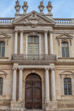 <center>Ancien Hôtel Dieu de Carpentras</center>L'avant-corps à colonnes avec chapiteaux ioniques au rez-de-chaussée, composites à l'étage, est surmonté d'un fronton triangulaire avec des pots à feu.