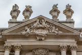 <center>L'hôtel-Dieu </center>Le fronton triangulaire est orné d'un écusson encadré d'angelots.