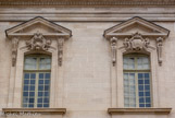 <center>Ancien Hôtel Dieu de Carpentras</center>Les fenêtres de l'étage sont abritées par des frontons triangulaires sur consoles.