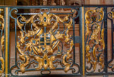 <center>Ancien Hôtel Dieu de Carpentras</center>Une balustrade, réalisée en 1763 par Joseph Froment, avec les armoiries de Mgr d’Inguimbert et des trophées, sépare la nef du chœur.