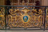 <center>Ancien Hôtel Dieu de Carpentras</center>Une balustrade, avec les armoiries de Mgr d’Inguimbert et des trophées, sépare la nef du chœur.