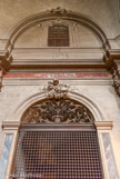 <center>Ancien Hôtel Dieu de Carpentras</center>Le chœur communique à droite avec l'oratoire des religieuses par-delà une grille.