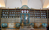 <center>Ancien Hôtel Dieu de Carpentras</center>La pharmacie est inchangée depuis 1762. Des boiseries polychromes recouvrent les murs. En partie basse, les vantaux des placards sont décorés de paysages en camaïeu de bleu de S. Duplessis et des singeries en camaïeu de jaune d'A. Peyrotte, Au centre, une armoire fermée à clef, seuls la mère supérieure et l’évêque en possédaient une. On a les produits les plus rares, les plus précieux et les plus chers. Certains sont maintenant très courants tels que la cannelle, le carbonate, la rhubarbe, les cachous. On a aussi du sang de bouc séché, des yeux d’écrevisse en poudre, etc.