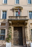 <center>Palais de Justice de Carpentras</center>Deuxième palais épiscopal, qui est maintenant le palais de justice. L'ancienne forteresse à tour carrée et créneaux qui abritait les évêques de Carpentras et accueillait les réunions des états du comtat Venaissin depuis le Moyen Âge, fut remplacée au XVIIe s. par le somptueux édifice que le cardinal Bichi avait commandé en 1640 à l'architecte Revers de La Valfenière. Six ans plus tard les travaux étaient terminés. Il est dans le 