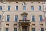 <center>Palais de Justice de Carpentras</center>La façade (57 m de long sur 20 m de haut), d'une ordonnance simple et austère sur le modèle de celle du palais Farnèse, est rythmée par les trois étages de fenêtres séparés par un bandeau horizontal ; des bossages verticaux en fort relief divisent l'ensemble en trois parties.