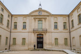 <center>Ancien Hôtel Dieu de Carpentras</center>Cour intérieure. Les bâtiments s'ordonnent autour d'une cour carrée. Pour la symétrie, il y des encadrements sans fenêtres. Toutes les fenêtres étaient en vitraux, Moricelly les fit refaire avec des petits carreaux.