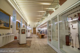 <center>Ancien Hôtel Dieu de Carpentras</center>La Bibliothèque. L’exposition de tableaux et d’objets dans une salle de lecture est aujourd’hui insolite. La spécificité de l’Inguimbertine, bibliothèque-musée, réside dans l’imbrication des fonds écrits et des collections muséales. Leur corrélation et leur importance fondent la richesse de ce lieu. La muséographie choisie pour les espaces dédiés à la lecture publique procède de la médiation : elle vise à révéler au public le particularisme de cette institution désormais unique parmi tous les autres établissements municipaux culturels français : l’Inguimbertine conjugue modernité et patrimoine en mettant à la disposition du public le plus large possible, son exceptionnelle richesse documentaire et artistique.