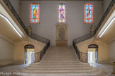 <center>Ancien Hôtel Dieu de Carpentras</center>L’escalier d'honneur. Le parti pris est celui de l’escalier monumental, suspendu à marches portant limon, chef d’œuvre architectonique. L’architecte Antoine d’Allemand amplifie ici le modèle d’escalier qu’il a dessiné en 1713 pour l’hôtel de Salvador, rue de la Masse, en Avignon. Afin d’offrir à cet escalier l’espace indispensable à son déploiement, il a été édifié en hors-œuvre sur une partie du jardin des religieuses.