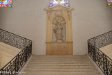 <center>Ancien Hôtel Dieu de Carpentras</center>L’escalier d'honneur. A partir de la quatrième marche, toutes sont taillées dans un seul bloc de marbre. La rampe en fer forgé est due aux frères Pierre, Jean-Baptiste et Silvestre Mille ainsi qu’à Claude Mille, serruriers carpentrassiens : leur signature est encore visible au départ des appuis des rampes, de part et d’autre des marches.