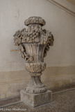 <center>Ancien Hôtel Dieu de Carpentras</center>Un des pots-à-feu d'origine de la façade.