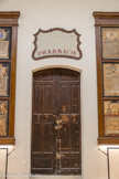 <center>Ancien Hôtel Dieu de Carpentras</center>La porte de la pharmacie de l'hôtel-Dieu.