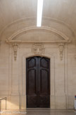 <center>Ancien Hôtel Dieu de Carpentras</center>Porte de la chapelle, avec deux rinceaux de chaque côté et une agrafe au centre.