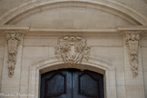 <center>Ancien Hôtel Dieu de Carpentras</center>Porte de la chapelle, avec deux rinceaux de chaque coté et une agrafe au centre.