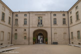 <center>Ancien Hôtel Dieu de Carpentras</center>La cour vue du perron d'entrée