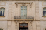 <center>Ancien Hôtel Dieu de Carpentras</center>Balcon avec rambarde en fer forgé des Mille, en dessous, deux rinceaux de chaque côté et une agrafe au centre.