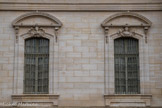 <center>Ancien Hôtel Dieu de Carpentras</center>Les fenêtres du rez-de-chaussée sont abritées par des frontons arrondis sur consoles, avec comme agrafes des  figures représentant les quatre saisons : le printemps, couronné de fleurs, l'été, couronné de gerbes de blé...