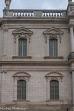 <center>Ancien Hôtel Dieu de Carpentras</center>Sous les fenêtres, de chaque côté du portail, deux fentes qui sont les troncs pour les malades et l’entretien de l’hôpital.