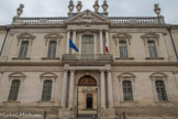 <center>Ancien Hôtel Dieu de Carpentras</center>A la fermeture du troisième hôpital, Mgr d'Inguimbert demande à son cousin Antoine d'Allemand de dresser les plans de l'hôpital qu'il souhaite construire hors les murs sur le rebord d'un petit plateau bien exposé en face du Ventoux. Les maîtres maçons Lambertin et Jourdan s'engagent à mener l'œuvre à bien pour 350000 livres. La première pierre est posée le 18 septembre 1750. L'évêque meurt en 1757, sans avoir vu la fin des travaux que les consuls devront financer pour 108755 livres. Les premiers malades s'installent en 1762, confiés aux soins des religieuses augustines qui logeront jusqu'en 1976 dans le couvent qu'avait prévu pour elles Mgr d'Inguimbert. Sous les fenêtres, de chaque côté du portail, deux fentes qui sont les troncs pour les malades et l’entretien de l’hôpital.