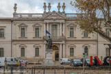 <center>Ancien Hôtel Dieu de Carpentras</center>Le troisième hôpital, en 1596, est construit en plein centre-ville. Il pouvait accueillir 80 personnes, mais il n’avait pas de cour, ni de jardin. Carpentras possédait 2 léproseries, près de l’Auzon, la charité pour accueillir les orphelins après 7 ans et le refuge pour les jeunes femmes de mauvaises mœurs.