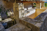 <center>Crestet</center>Le lavoir couvert est alimenté par le trop plein de la fontaine située plus haut.