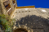 <center>Crestet</center>Porte Notre-Dame. Les corbeaux indiquent la présence d'une bretèche.