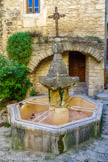 <center>Crestet</center>Place de l'église. La fontaine à bassin octogonal datant du XVIe siècle.