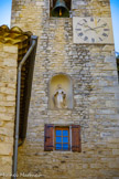 <center>Crestet</center>Au dessus de la statue, sur la droite, on aperçoit une petite tête en marbre.