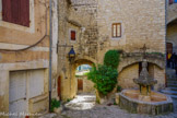 <center>Crestet</center>Porte Notre-Dame et place de l'église. A gauche, l'ancienne épicerie.