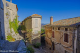 <center>Crestet</center>A droite, l'ancienne maison commune, puis maison de retraite et épicerie.