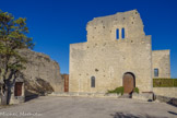 <center>Crestet</center>Entre 840 et 850 eu lieu la construction du château. En 1160, Raymond VI, Comte de Toulouse, s’empare du château de Vaison et en chasse les évêques qui viennent s’installer au château de Crestet. Ce n’est qu’en 1189 que Raymond VI s’emparera du château de Crestet. . L'évêque fut contraint de chercher refuge au château d'Entrechaux. Les troupes épiscopales ayant brûlé le château comtal et massacré la garnison, par deux fois, Raymond VI, en 1238, puis Raymond VII, en 1251, attaquèrent le palais épiscopal de Vaison. L'évêque se réfugia à nouveau au Crestet et décida d'y rester. A gauche, le puits géant est creusé à même la roche, large de 1,60 m avec une profondeur de 62 m si on en croit la tradition. Devant le château on battait le blé.