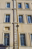 <center>Palais de Justice de Carpentras</center>Un des bossages verticaux en fort relief : en bas, les bossages sont arrondiis, au deuxième niveau ils sont taillés en diamant, et au troisième ils sont bruts.