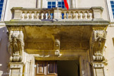 <center>Palais de Justice de Carpentras</center>Le décor au centre : le balcon et la balustrade sont en pierre car nous sommes au XVIIe. Sous le balcon, des lions avec des draperies dans la gueule, au centre, un mascaron.