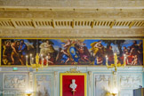 <center>Palais de Justice de Carpentras</center>Une grande fresque peinte dans la salle principale, occupant presque un quart de la hauteur de la pièce et ses quatre murs, attribuée à Giovanni Romanelli, élève de Pierre de Cortone, représente des personnages mythologiques et allégoriques