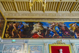 <center>Palais de Justice de Carpentras</center>La femme en blanc avec la croix représente la religion et celle dessous en rouge, le paganisme. Au centre, les armoiries des Bichi.