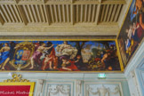 <center>Palais de Justice de Carpentras</center>Au centre, blason du roi Louis XIII avec le L, soutenu par la  trompette de la renommée. A droite, la paix avec une couronne d'olivier, et la  guerre avec le flambeau et le glaive, puis une scène de violence, avec, en fond, les ruines d'un temple,