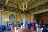 <center>Palais de Justice de Carpentras</center>L’ancienne chambre d’apparat des évêques avec un plafond à la Française. Dans la frise, les femmes sont les allégories des vertus cardinales et théologales avec au centre des scènes bibliques.