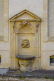 <center>Ancien Hôtel Dieu de Carpentras</center>Fontaine de la Durance. Si Mgr d'inguimbert finança en grade partie l'hôpital, il demanda à la ville de l'alimenter en eau potable grâce à l’aqueduc, d’où les fontaines, qui ne furent arrêtées qu'en 2002.