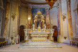 <center>Ancien Hôtel Dieu de Carpentras</center>L'autel de marbre polychrome avec tabernacle et baldaquin est dans le goût italien. Derrière, un grand tableau ramené d’Italie par d’Inguimbert copiant La Transfiguration de Raphaël.