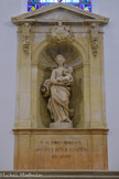 <center>Ancien Hôtel Dieu de Carpentras</center>L’escalier d'honneur. Statue de la Vierge, XVIIe.