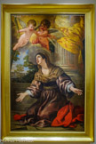 <center>Ancien Hôtel Dieu de Carpentras</center>Atelier de Pierre de Cortone
(Cortona, 1596 - Rome, 1669)
Santa Dafrosa
Huile sur toile, 1640
En 1657, le cardinal Bichi (Sienne, 1596 - Rome, 1657) lègue au cardinal Mazarin un tableau de la main de Pietro da Cortona, qui est en son palais épiscopal de Carpentras. Les trois protagonistes de ce legs sont des grands noms du XVIIe siècle européen : Alessandro Bichi (1596-1657) est un fin diplomate, amoureux des arts, apprécié du pape Urbain VIII et du roi de France Louis XIII, proche de Richelieu et Mazarin ; Pierre de Cortone (1597-1669) est un des plus grands artistes du baroque européen ; Mazarin, est un homme de pouvoir, parrain de Louis XIV.
En 1624, afin de célébrer la redécouverte du tombeau de sainte Dafrose, martyre romaine du IVe siècle, Urbain VIII commande à Pierre de Cortone un tableau d’autel pour l’église Santa-Bibiana à Rome. En 1640, le pape demande au peintre deux répliques, dont une est donnée à Alessandro Bichi, alors évêque de Carpentras.
Ce tableau constitue un bel exemple de l’image baroque : composition centrée sur la sainte qui fait la jonction entre les mondes terrestre et céleste, gestuelle et expression qui suscitent l’émotion, représentation d’objets porteurs d’un sens symbolique, tout concourt aux objectifs dévolus à l’image par la réforme catholique de plaire, enseigner et émouvoir.