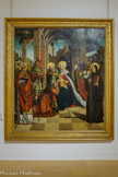 <center>Ancien Hôtel Dieu de Carpentras</center>Anonyme, école provençale.
L'Adoration des mages.
Huile sur bois (noyer), années 1490 ou années 1510.
Cette Adoration des Mages provient de la chapelle des fourniers et boulangers de la cathédrale Saint-Siffrein de Carpentras. La scène d’offrande des rois mages à la sainte Famille est encadrée par les saints protecteurs des fourniers et boulangers de Carpentras, saint Honoré en tenue d’évêque tenant une pelle de boulanger et saint Maur en habit noir portant sa crosse d’abbé. Au second plan à notre gauche est représentée une annonce aux bergers. Cette œuvre réunit les caractéristiques de la peinture provençale de la fin du XVe siècle et du début du XVIe siècle, dans la continuité des peintres Jean Changenet et Josse Liéferinxe. Une lumière vive permet par le jeu d’ombre et de lumière de sculpter le modelé des personnages; les draperies présentent une ampleur sculpturale; la représentation des ornements vestimentaires est minutieuse; enfin, la construction de la scène avec sa perspective géométrique que dessinent le temple en raines et le carrelage du premier plan inscrit cette œuvre dans celle école provençale influencée par la première renaissance italienne.