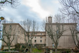 <center>Ancien Hôtel Dieu de Carpentras</center>Vu du côté. Le premier lieu de charité et de soins la domus caritati, fut construit par les italiens en 1330 comme un château fort, en dehors des remparts, pour empêcher les brigands d’entrer dans la ville en se faisant passer pour des malades. En 1348 il est détruit. Une deuxième ligne de remparts est érigé, ainsi que l’hôpital de St Siffrein, dont on ne connaît que le nom.